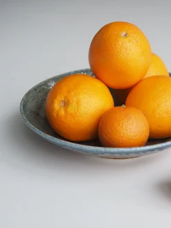 Brun dyb tallerken med blå glasur