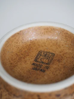 Brun ramenskål med blå glasur
