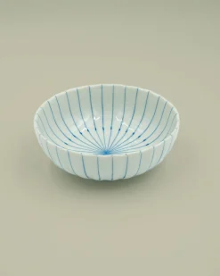 Hvid skål med tynde blå striber