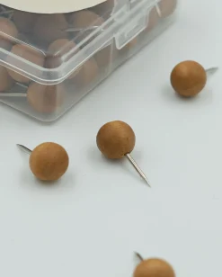 Knappenåle i træ (wooden pins)