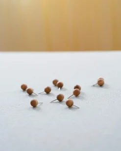 Knappenåle i træ (wooden pins)