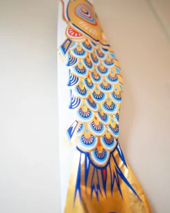 Koinobori vimpel 80 cm (guld/blå)
