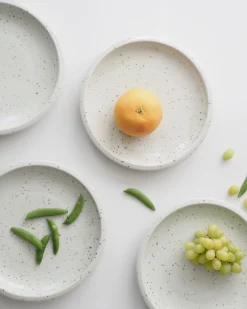 Lys middagstallerken med prikket glasur