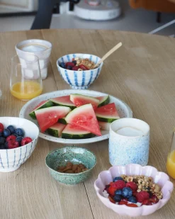 Lys middagstallerken med prikket glasur