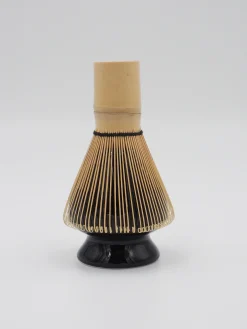 Sort holder til matcha piskeris