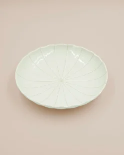 Stor beige tallerken med striber